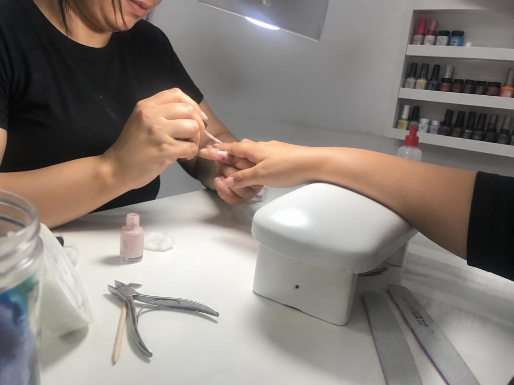 A foto crua de celular que a dona do estúdio de unhas tira no meio do expediente